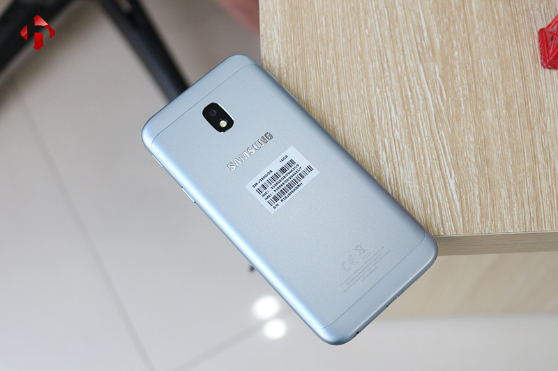 Mặt sau của 39Go99 Galaxy J3 Pro 2017