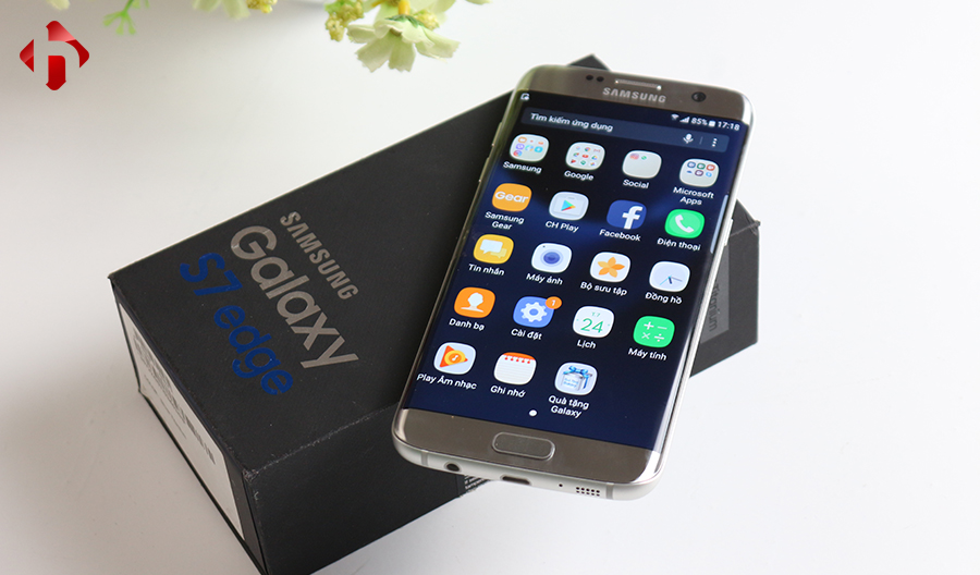 Thiết kế hơi hướng bo vào trong của Galaxy S7 Edge