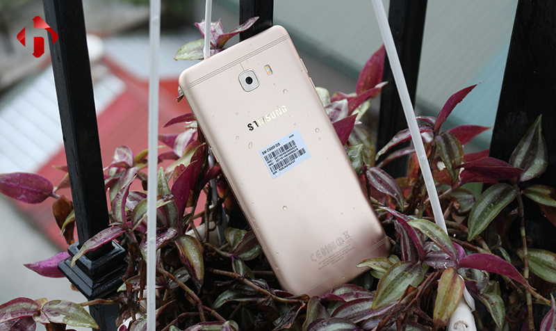 Thiết kế kim loại trên Galaxy C9 pro