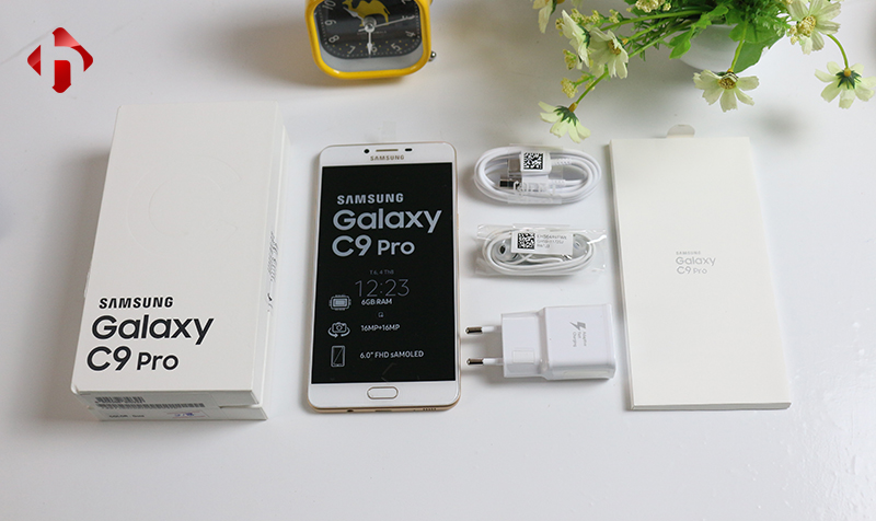 Hộp và phụ kiện của Galaxy C9 Pro chính hãng