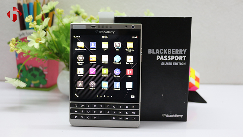 Mặt trước Blackberry Passport Silver