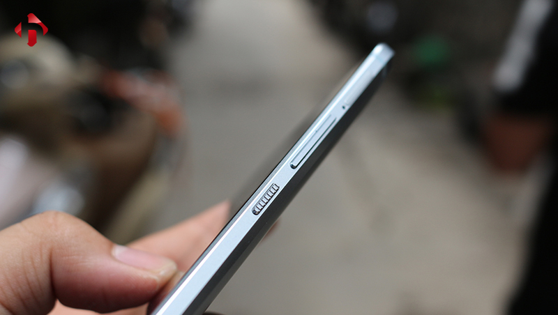 Cạnh bên của HTC 10