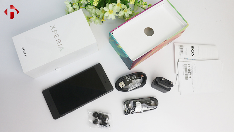 Sony Xperia được trang bị đầy đủ phụ kiện đi kèm